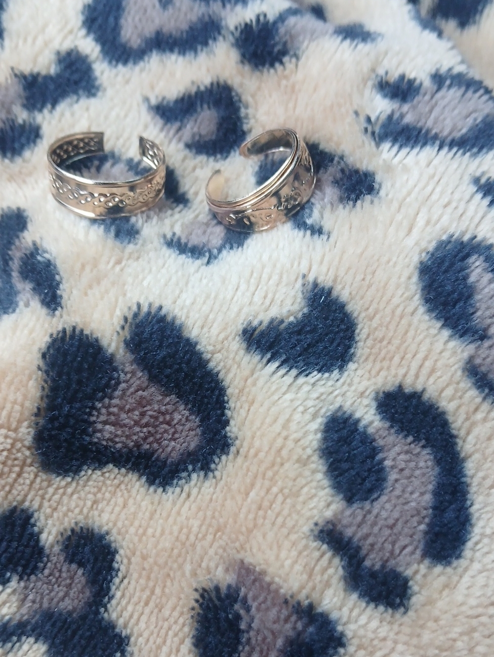 Gold Toe Rings
